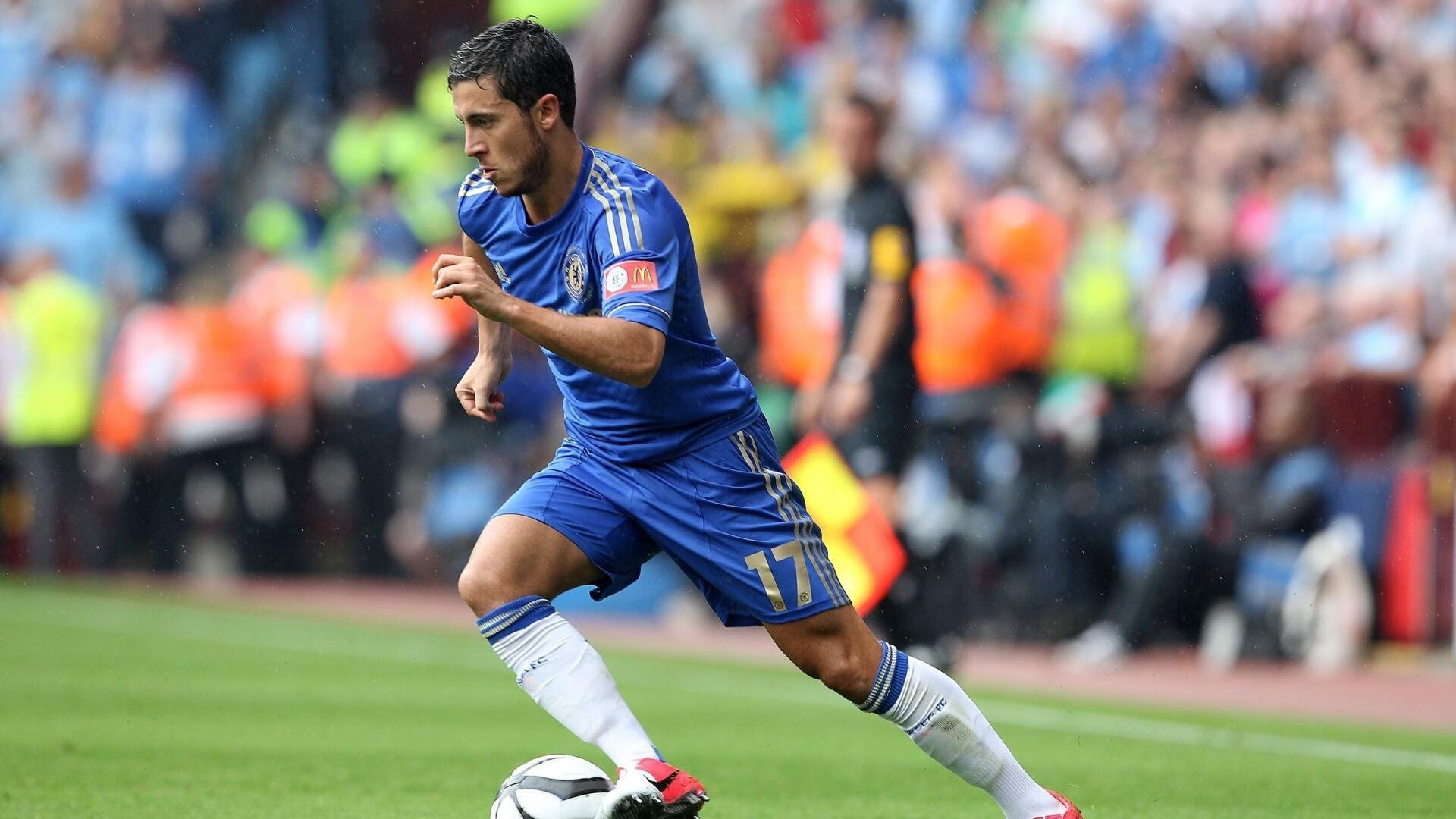 九游电脑版-逆境不倒：那些坚韧不拔的足球英雄，足球励志人物